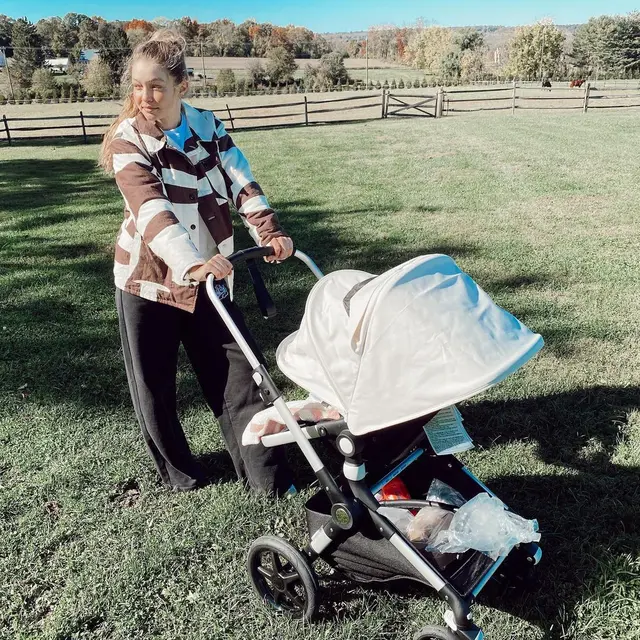 Gigi Hadid berfoto bersama putrinya, Khai. (Foto: Instagram/gigihadid)