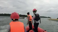 Speedboat KM Pari Kudus terbalik di perairan Pulau Rambut, Untung Jawa, Kepulauan Seribu, DKI Jakarta, Senin (11/3/2024) sore. Sebanyak 33 penumpang dan awak kapal berhasil dievakuasi dengan selamat. (Foto: Istimewa)