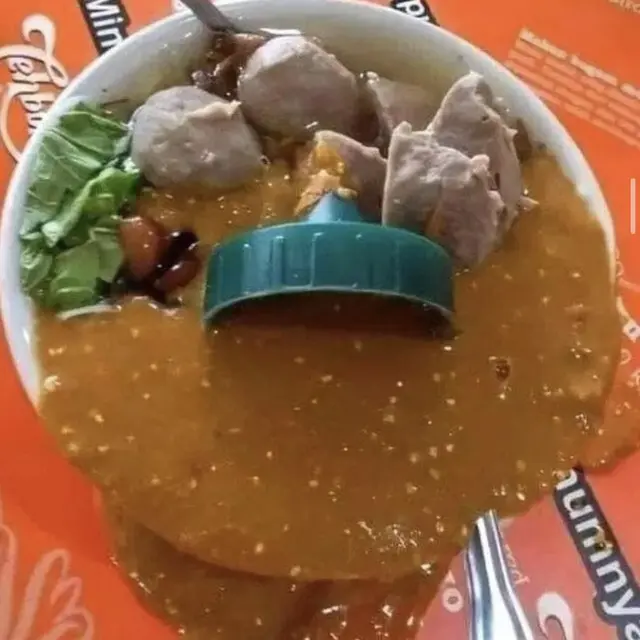 6 Momen Apes Ketumpahan Sambal saat Makan Ini Bikin Elus Dada