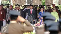 Presiden Jokowi (ketiga kanan) memberi penghormatan saat upacara  Peringatan Hari Bhakti Adhyaksa ke-55 di Kejaksaan Agung, Jakarta, Rabu (22/7/2015). Tema hari Bhakti Adhyaksa ke-55 'Tingkatkan Kinerja, Bela Anak Bangsa.' (Liputan6.com/Faizal Fanani) 