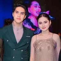 Saat kondangan pernikahan Aaliyah Massaid dan Thariq Halilintar, El dan Syifa tampil serasi kenakan ansambel sentuhan nude [@shandypurnamasari/@elsyifa.moment/@armanfebryan].