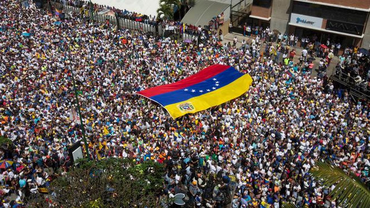 Puluhan Ribu Demonstran Tuntut Presiden Venezuela Mundur