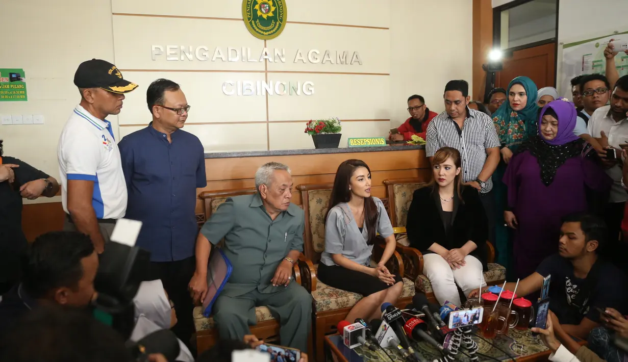 "Saya rasa mentok gak tahu gimana harus ungkapkan isi hati saya ke dia, karena saya diblok," kata Tsania Marwa di Pengadilan Agama Cibinong, Kabupaten Bogor, Jawa Barat, Selasa (4/4). (Nurwahyunan/Bintang.com)