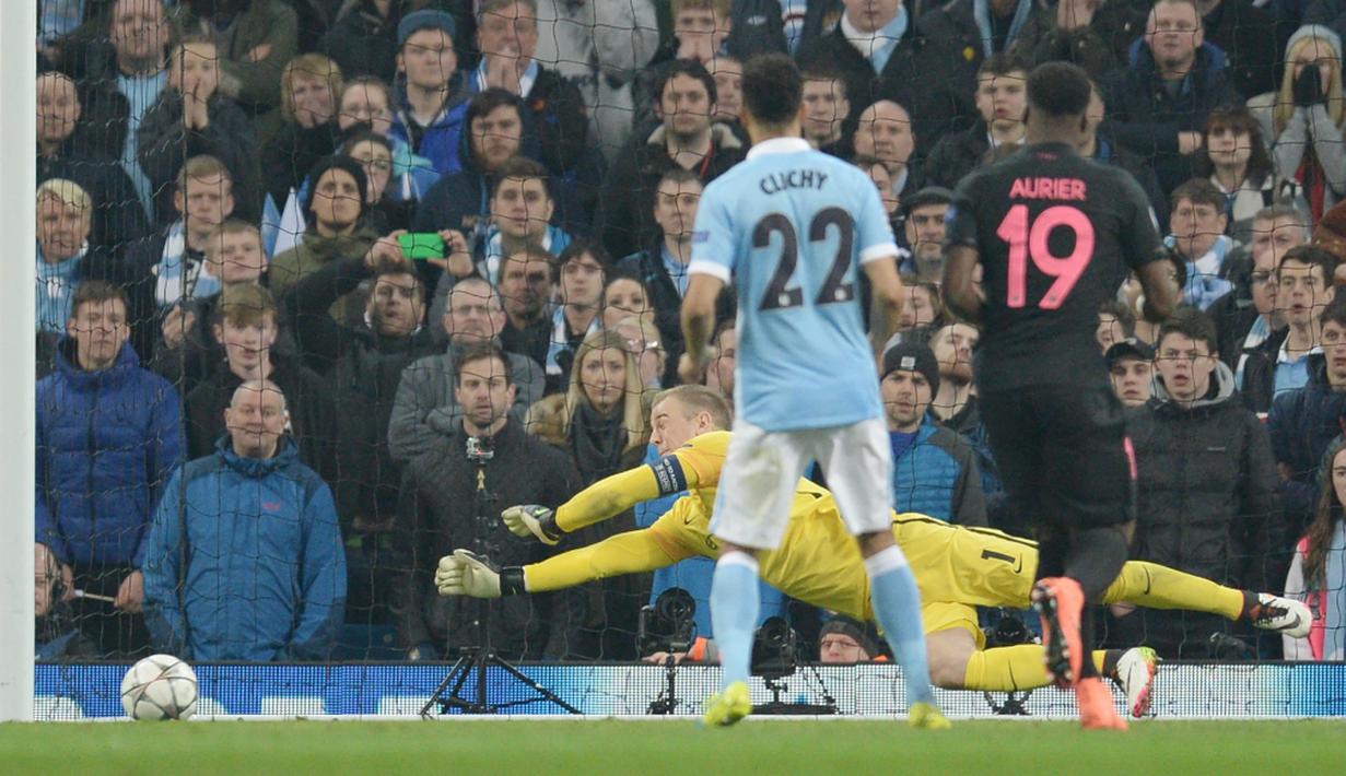 Kiper Manchester City, Joe Hart, berusaha menahan serangan pemain PSG pada leg kedua perempat final Liga Champions di Stadion Etihad, Manchester, Rabu (13/4/2016) dini hari WIB. (AFP/Oli Scarff)