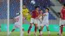 Sebab, Timnas Indonesia U-22 kalah produktivitas gol dari Malaysia di klasemen runner up terbaik. Tampak dalam foto, Zanadin Fariz (Timnas Indonesia U-22 - tengah) berebut bola atas dengan beberapa pemain Myanmar pada pertandingan Grup C SEA Games 2025 di The 700th Anniversary of Chiang Mai Stadium, Thailand, Jumat (12/12/2025). (Bola.com/Bagaskara Lazuardi)