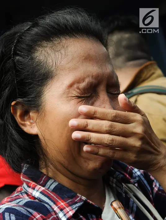 Tangis pendukung jelang dibebaskannya Basuki Tjahaja Purnama atau Ahok di Mako Brimob, Kelapa Dua, Depok, Jawa Barat, Kamis (24/1). Ahok langsung pergi menuju ke kediamannya untuk beristirahat saat keluar dari Mako Brimob. (Liputan6.com/Herman Zakharia)