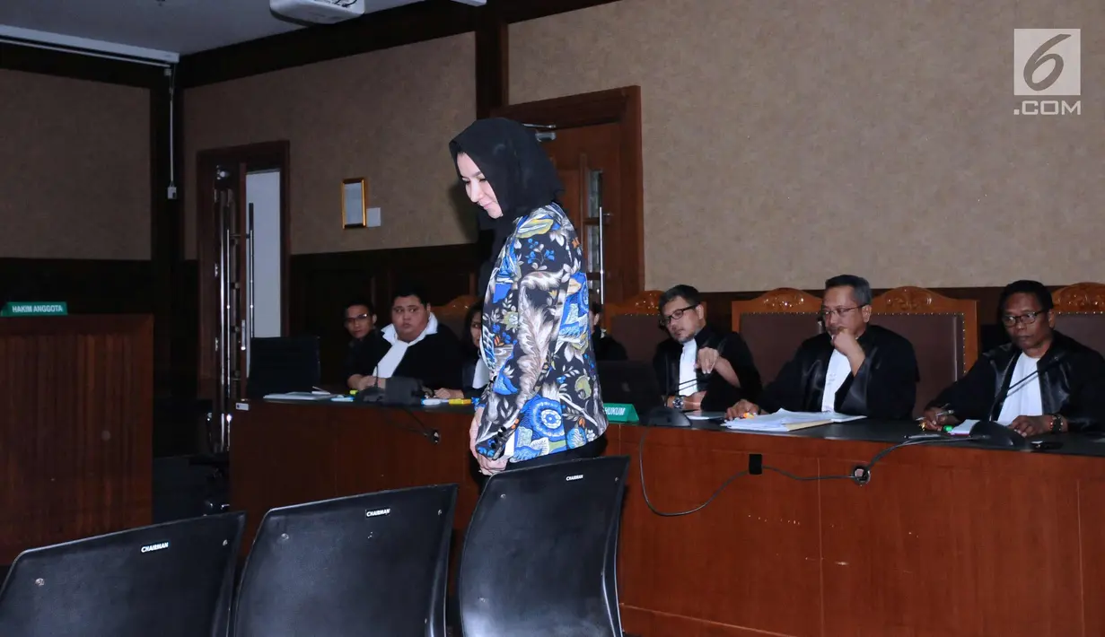 Bupati nonaktif Kutai Kartanegara, Rita Widyasari bersiap menjalani sidang lanjutan dugaan suap pemberian izin lokasi perkebunan kelapa sawit di Pengadilan Tipikor, Jakarta, Rabu (21/2). Sidang mendengar keterangan saksi. (Liputan6.com/Helmi Fithriansyah)