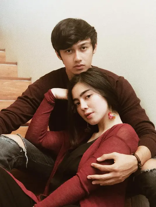 Tak hanya mesra, pasangan ini juga kerap berpose lucu. Tentu saja hal ini membuat publik semakin kagum dengan jalinan asmara Caesar Hito dan Felicya Angelista. (Foto: instagram.com/felicyangelista_)