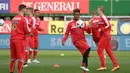 David Alaba menunjukkan skillnya saat menjalani sesi latihan jelang laga persahabatan melawan Turki di Stadion Ernst Happel, Wina, Austria, Senin (28/3/2016). (Bola.com/Reza Khomaini)