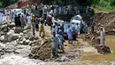 Sekitar 2.000 relawan dan petugas penyelamat dikerahkan untuk mengevakuasi jenazah, membantu korban, serta menyalurkan bantuan darurat di sembilan distrik. (Abdul MAJEED/AFP)