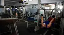 Pengunjung berolahraga di tempat pusat kebugaran Mark Gym di kawasan Tebet, Jakarta, Selasa (5/10/2021). Meski demikian, tetap diberlakukan pembatasan seperti jumlah pengunjung maksimal 25 persen.  (Liputan6.com/Faizal Fanani)