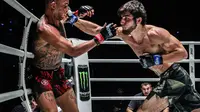 Dzhabir Dzhabrailov menjatuhkan Eduardo Freitas pada detik 20 ronde pertama (dok. ONE Championship)