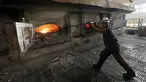 Salah satu pekerja melakukan peleburan alumunium di sebuah pabrik di Rusal Krasnoyarsk, Siberia, (8/7/2014). (REUTERS/Ilya Naymushin) 
