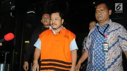 Penyuap Bupati Pakpak Bharat, Hendriko Sembiring dikawal petugas usai menjalani pemeriksaan perdana oleh penyidik di gedung KPK, Jakarta, Selasa (27/11). Hendriko diperiksa sebagai tersangka terkait dengan proyek di Dinas PUPR. (merdeka.com/Dwi Narwoko)
