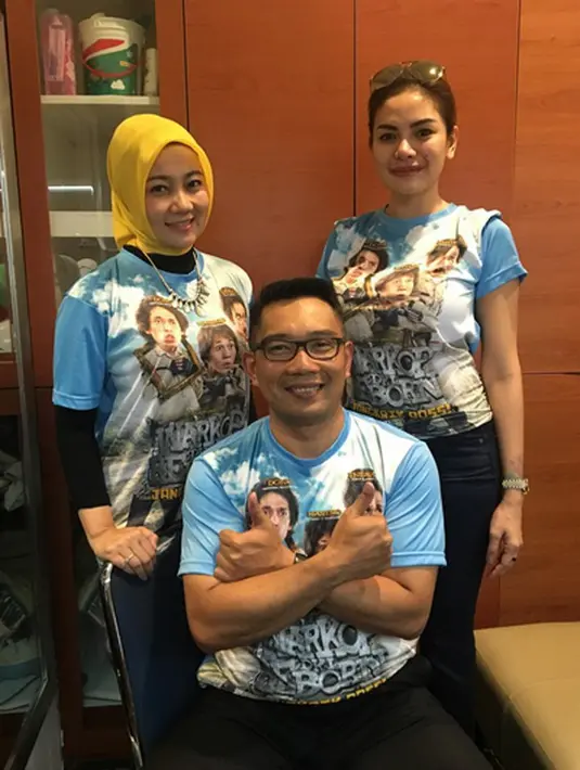 Sebelumnya, pasangan ini juga dihebohkan saat berfoto bersama dengan Nikita Mirzani. Saat salah satu pemeran Warkop DKI Reborn berfoto bersama dengan Ridwan Kamil beserta istrinya.(Intagram/nikitamirzanmawardi)