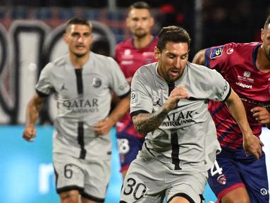 Lionel Messi tampil menawan pada laga pekan pertama Liga Prancis 2022/2023 saat mengalahkan Clermont Foot 5-0 pada Minggu (07/08/2022) dini hari WIB. (AFP/Jean-Philippe Ksiazek)