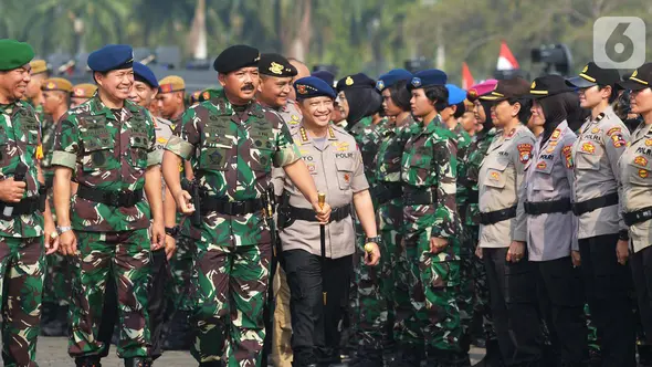 Panglima TNI Marsekal Hadi Tjahjanto dan Kapolri Jenderal Tito Karnavian memeriksa pasukan seusai apel pasukan TNI-Polri untuk pengamanan menjelang pelantikan Presiden dan Wakil Presiden terpilih di Silang Monas, Jakarta, Kamis (17/10/2019). (merdeka.com/Imam Buhori)