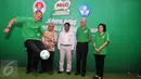 Mantan Pemain Timnas Indonesia  Kurniawan Dwi Yulianto (kiri) bermain bola saat konpers di Jakarta, (10/2). Milo Football Championship 2016  diselenggarakan di Medan, Makasar dan Bandung pada Februari hingga Maret. (Liputan6.com/Gempur M Surya)