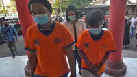 Polisi tangkap 2 pelaku pengerokan remaja hingga tewas di Surabaya. (Dian Kurniawan/Liputan6.com)