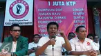  Sekjen Pena 98 Adian Napitupulu (tengah) bersama Dewan Pembina Garda Tani PKB Kiky Rizky Oktavian dan Wakil Ketua DPD Gerindra Sulsel Yervis M Pakan memberikan keterangan saat konferensi pers di Jakarta, Sabtu (25/6). (Liputan6.com/Johan Tallo)
