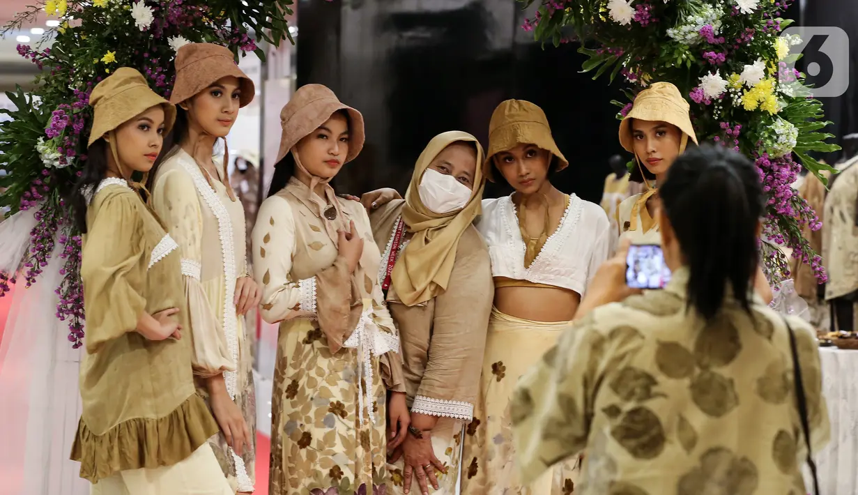 Model saat foto bersama pada gelaran Ecoprint Fashion Week 2022 di The Plaza Semanggi, Jakarta, Rabu (06/4/2022). Kegiatan yang melibatkan UMKM menampilkan 37 desainer pada angkatan pertama yang digelar hingga 10 April 2022 di area atrium utama. (Liputan6.com/Fery Pradolo)