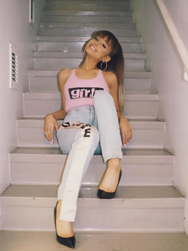 Tidak hanya Ariana, sang manajer, Scooter Braun juga menuliskan perasaannya soal ledakan bom yang terjadi. “Hati kita terluka,” tulisnya di akun Twitter pribadi miliknya setelah ledakan itu terjadi. (Instagram/arianagrande)
