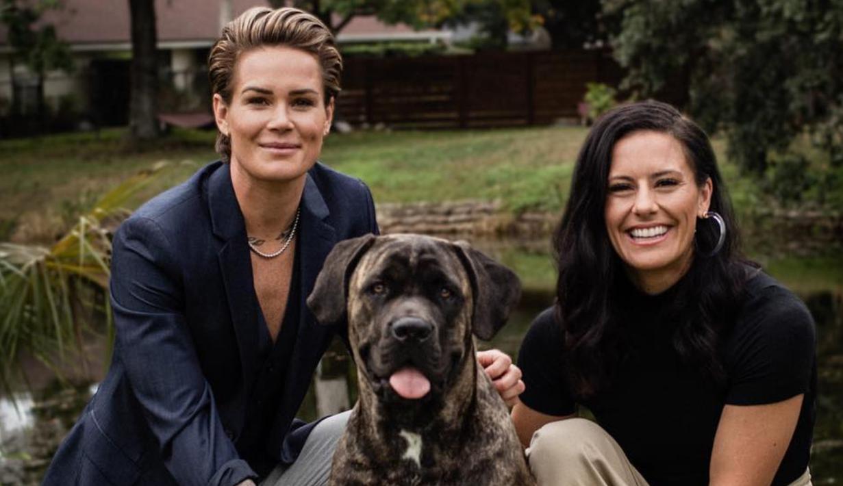 Pasangan sesama jenis ini dipertemukan di pemusatan latihan tim nasional Amerika Serikat pada tahun 2010. ( Instagram Ali Krieger )