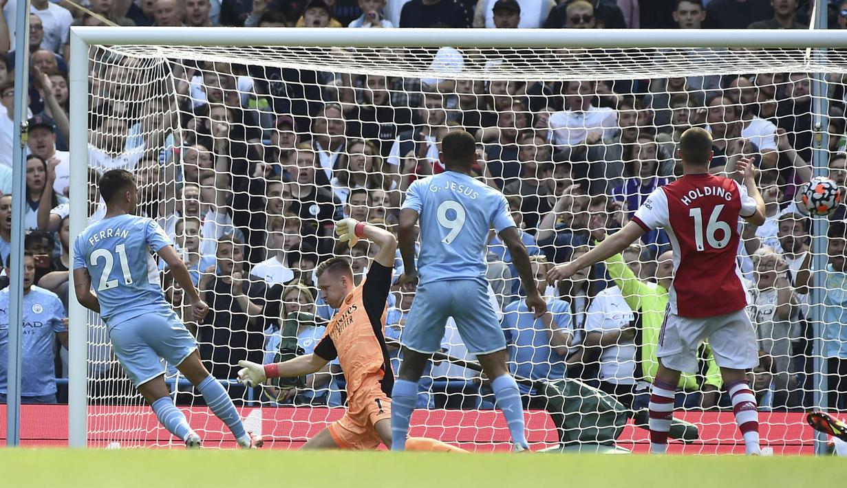 Lima menit berselang, Ferran Torres turut mencatatkan namanya di papan skor sekaligus menggandakan keunggulan City. Bola hasil sepakan kaki kiri Torres dari dalam kotak penalti melesat mulus masuk ke gawang Arsenal. (Foto: AP/Rui Vieira)