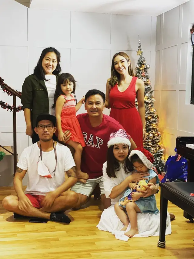6 Momen Kedekatan Gisella Anastasia dengan Keluarga Wijin, Kompak