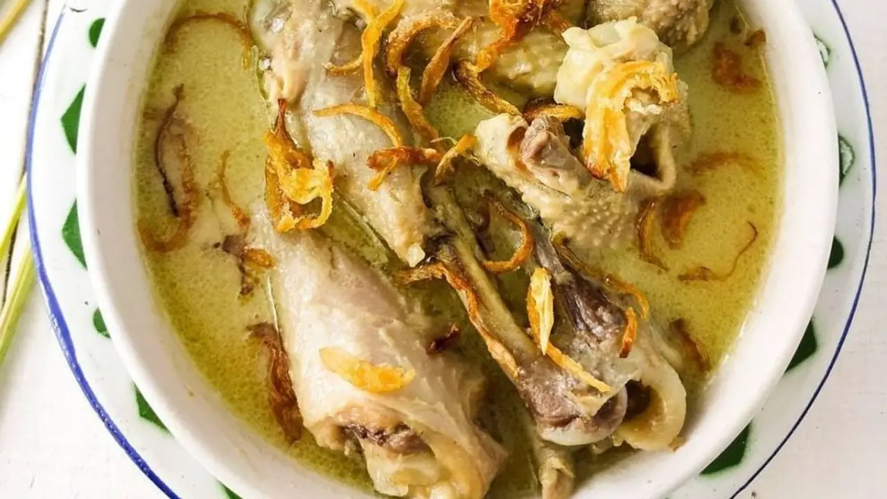 Sepiring opor sayap ayam dengan taburan bawang merah goreng