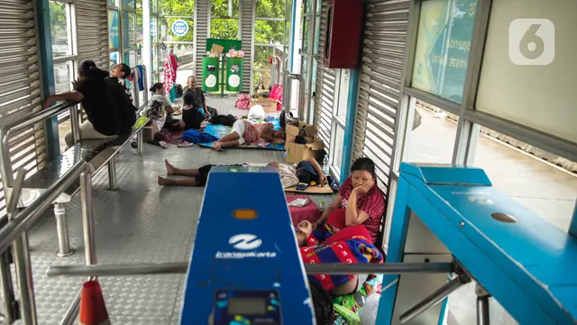 Korban Banjir Mengungsi di Halte Transjakarta Dispenda Samsat Barat