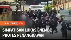 Penyidik KPK menangkap Gubernur Papua Lukas Enembe di sebuah rumah makan di Kotaraja, Kota Jayapura pada Selasa (10/01) siang. Simpatisan gubernur yang sudah ditetapkan sebagai tersangka korupsi ini, sempat terlibat bentrok dengan polisi.