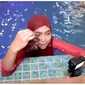 Aksi Ria Ricis Makan Sahur di Dalam Air Didukung Pengikutnya. foto: Youtube 'Ricis Official'