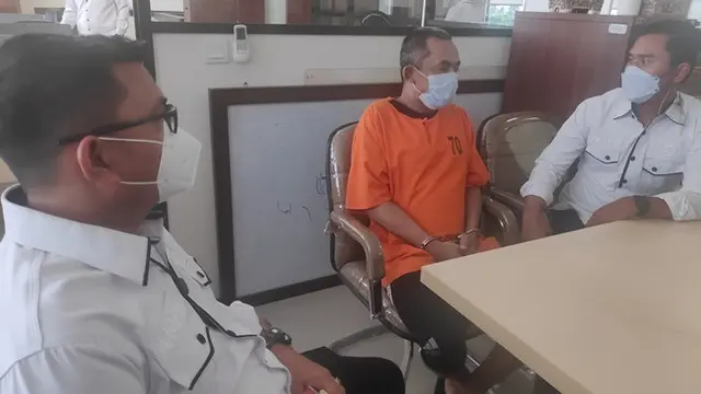 Tersangka penjual pupuk palsu di Kabupaten Kampar saat diinterogasi penyidik Reskrimsus Polda Riau.