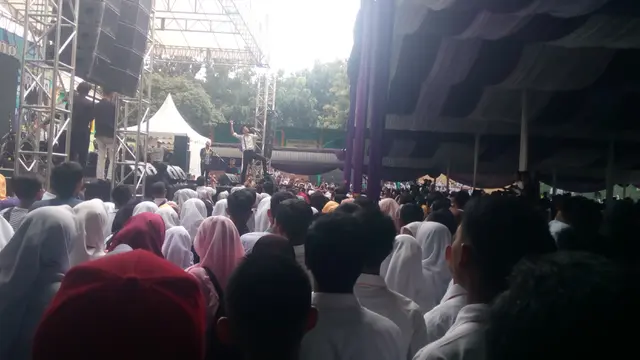 Tria, vokalis The Changcuters dengan aksi panggungnya yang energik terus membakar semangat para pengunjung di acara Paturay Tineung SMKN 1 Garut