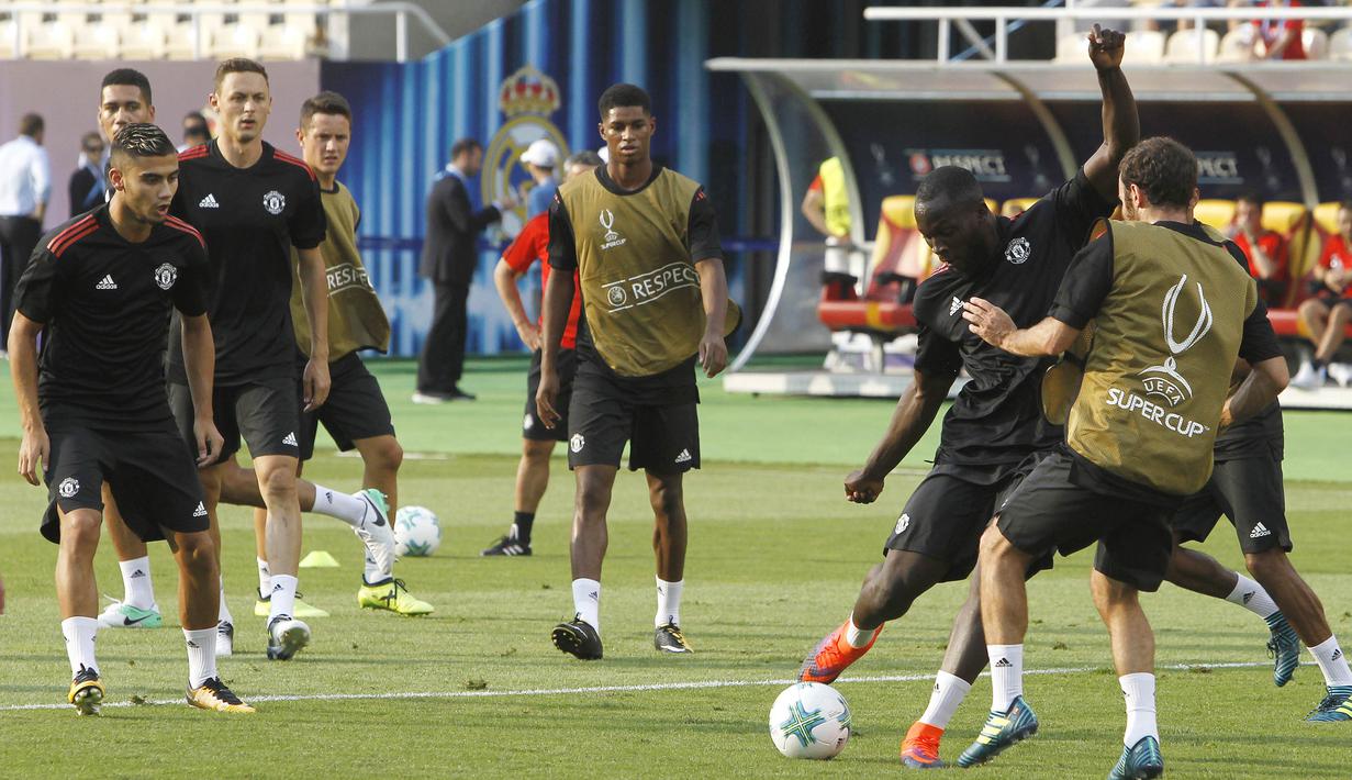 Striker Manchester United, Romelu Lukaku, menendang bola saat mengikuti sesi latihan jelang laga Piala Super Eropa di Stadion Philip II, Skpje, Senin (7/8/2017). Manchester United akan bertanding melawan Real Madrid. (AP/Boris Grdanoski)