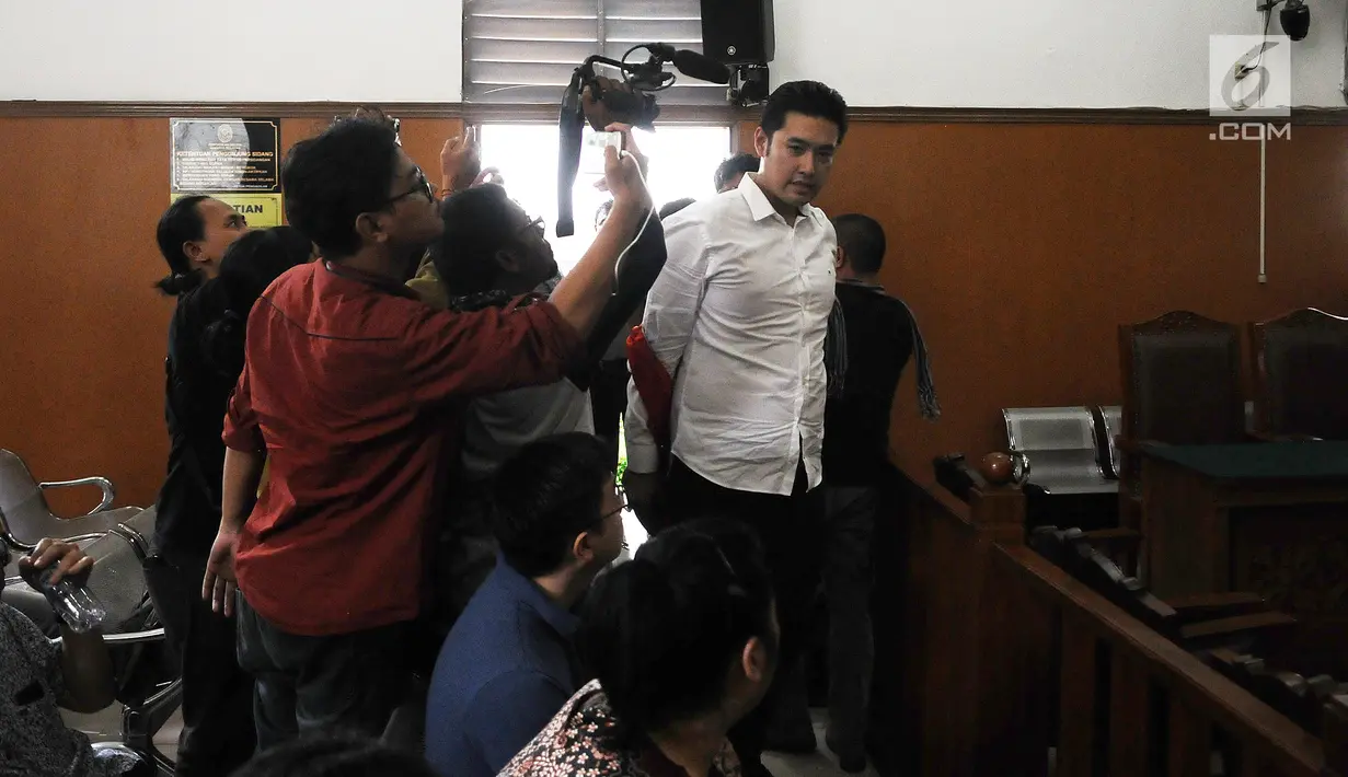 Terdakwa kasus penggguna kokain Richard Muljadi memasuki ruang sidang di PN Jakarta Selatan, Kamis (28/2). Majelis Hakim memvonis Richard Muljadi 1 tahun 6 bulan dengan dipotong masa tahanan untuk rehablitasi. (Liputan6.com/Herman Zakharia)