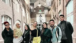 Berkumpul bersama gengnya di Amsterdam adalah pengalaman seru bagi Nia Ramadhani. "Such a great experience," kata dia. (Foto: Instagram/ ramadhaniabakrie)