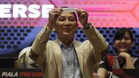 CEO Persija, Ferry Paulus, menunjukan nama klub saat pengundian Piala Presiden 2019 di Hotel Sultan, Jakarta, Selasa (19/2). Sebanyak 20 klub akan tampil dalam Piala Presiden yang akan di mulai pada 2 Maret 2019. (Bola.com/M. Iqbal Ichsan)