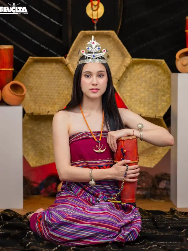 7 Pesona Anggun Yasmin Napper Kenakan Tais Timor Leste, Kain Tradisional dengan Keindahan Memikat (credit: instagram.com/revoltastudio.tl).