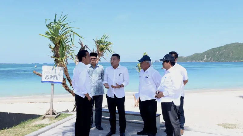 Presiden Jokowi Saat Meninjau Kawasan Ekonomi Khusus (KEK) Mandalika Lombok, Nusa Tenggara Barat (NTB) pada Jumat (17/5/2019). (Foto: Biro Pers Setpres)