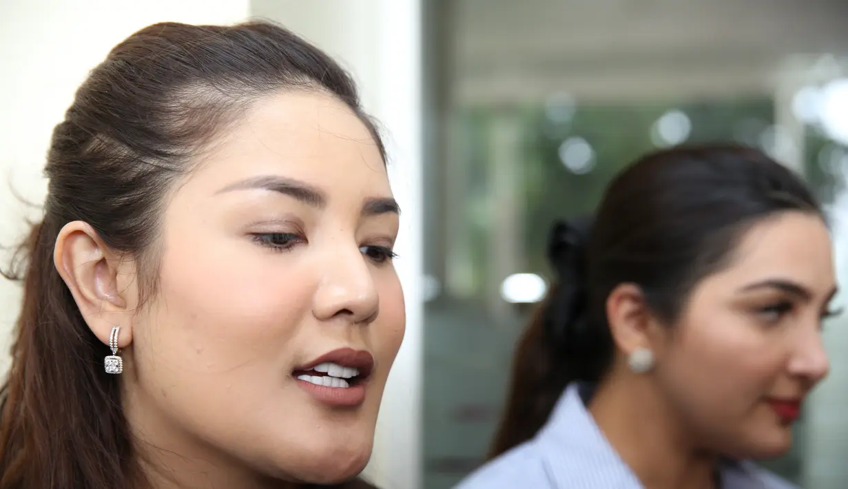 Sabtu (22/4/2017), tampak beberapa selebriti seperti Ashanty, Nindy, Ivan Gunawan, Ussy Sulistyawati, dan Gubernur DKI Jakarta, Basuki Tjahaja Purnama datang ke RSCM, Jakarta Pusat. Mereka datang untuk menjenguk Jupe. (Nurwahyunan/Bintang.com)