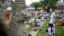 Umat Hindu Bali berkumpul untuk berdoa di sebuah pura untuk merayakan Hari Raya Galungan di Denpasar, pada tanggal 28 Februari 2024. (SONNY TUMBELAKA/AFP)