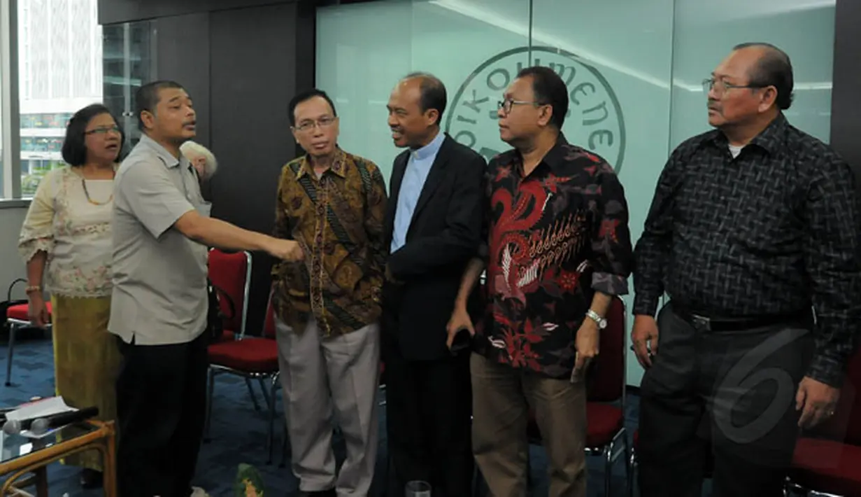 Sejumlah tokoh lintas agama memberikan pernyataan seputar penunjukan Komjen Budi Gunawan sebagai Kapolri oleh Presiden Joko Widodo di gedung PGI Jakarta, Sabtu (17/1/2015). (Liputan6.com/Herman Zakharia)