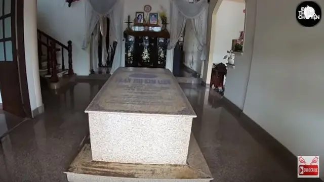 Makam di Ruang Tamu