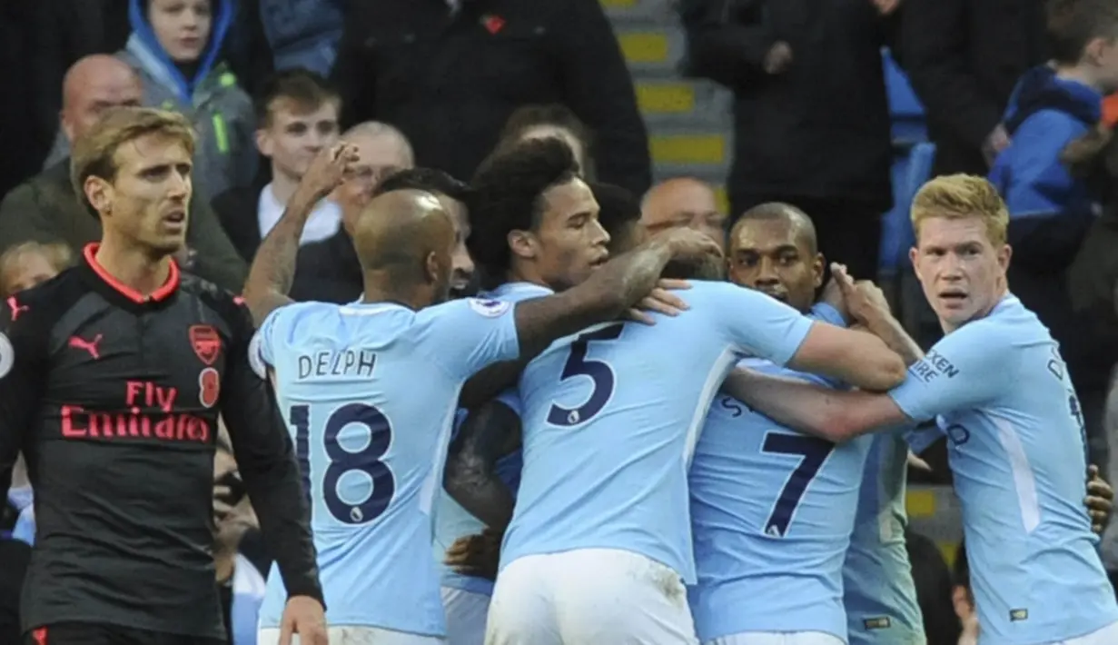 Para pemain Manchester City merayakan gol yang dicetak Gabriel Jesus ke gawang Arsenal pada laga Premier League di Stadion Ettihad, Manchester, Minggu (5/11/2017). City menang 3-1 atas Arsenal. (AP/Martin Rickett)