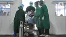 Petugas medis mendorong pasien yang terpasang alat oksigen di atas tempat tidur di RSUD Cengkareng, Jakarta, Kamis (24/6/2021). Lonjakan kasus virus corona mengakibatkan ruang IGD penuh, pihak rumah sakit lantas mendirikan tenda darurat untuk merawat pasien covid-19. (merdeka.com/Arie Basuki)