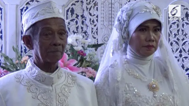 Seorang kakek berusia 88 tahun menikahi wanita berusia 42 tahun pada acara nikah massal di Madiun.