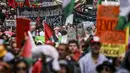 Studi yang dilakukan terhadap sekitar 2.000 rumah tangga di berbagai wilayah Gaza sejak 30 Desember 2024 juga memperkirakan terdapat sekitar 16.300 kematian tidak langsung dalam periode yang sama. Tampak dalam foto, Para demonstran pro-Palestina membawa bendera, spanduk, dan plakat saat mereka berbaris berunjuk rasa di jalanan kota Sydney, Australia, Minggu 22 Februari 2026. (DAVID GRAY/AFP)