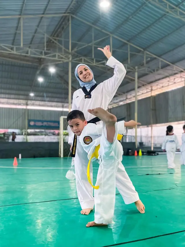 Raih Medali, Ini 5 Potret Tya Ariesta dan Putranya yang Menekuni Taekwondo